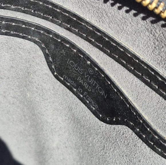 LOUIS VUITTON SAINT JACQUES Textured TOTE - Picture 14 of 16